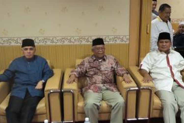 Cawapres Hatta Rajasa,Ketua Dewan Syuro PKS Hilmi Aminudin, dan capres Prabowo Subianto di Kantor DPP PKS, Jakarta, Kamis (24/7/2014).