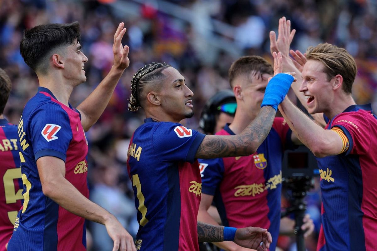 Pemain depan Barcelona Raphinha merayakan gol keempatnya bersama rekan satu timnya selama pertandingan sepak bola Liga Spanyol antara FC Barcelona dan Real Madrid CF di Estadi Olimpic Lluis Companys di Barcelona, ??pada 11 Mei 2025.