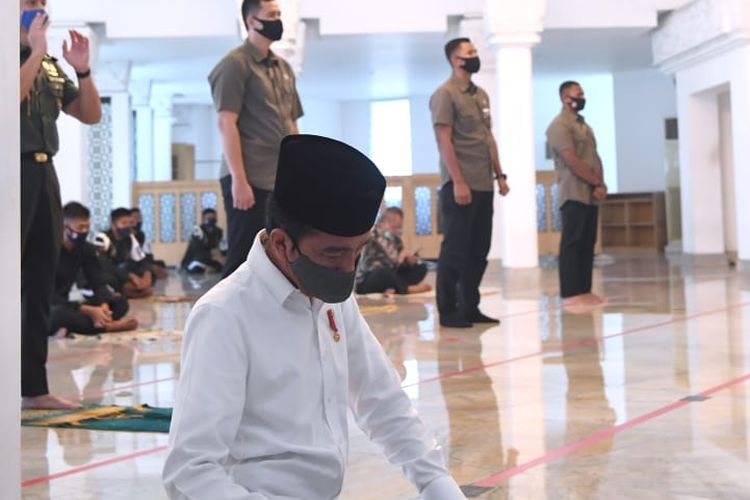 Presiden Joko Widodo melaksanakan salat Jumat di Masjid Baiturrahim, Kompleks Istana Kepresidenan, Jakarta, pada Jumat, (5/6/2020).