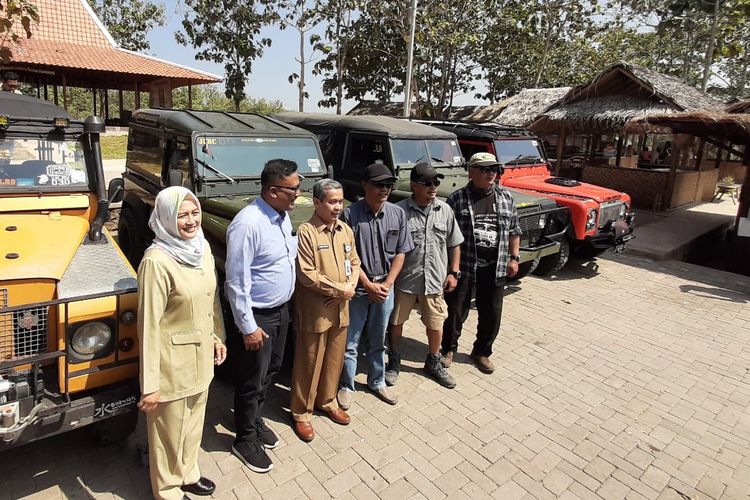 Wakil Bupati Gunungkidul Immawan Wahyudi (Tengah Baju Coklat) dan Kepala Bidang Pengembangan Destinasi Wisata, Dinas Pariwisata DIY, Aria Nugrahadi (Baju Biru)di Geosite Ngingrong, Wonosari, Selasa (25/6/2019).