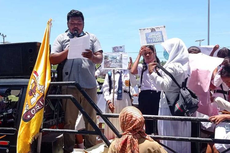 Ratusan siswa SMP Negeri 1 Namrole Buru Selatan Maluku dan para guru menggelar aksi unjuk rasa di Kantor Wilayah Kemantiran Agama dan Kantor DPRD untuk memprotes kasus pernikahan dini yang menimpa seorang siswa sekolah tersebut. Aksi demo itu berlangsung pada Senin (4/10/2021)