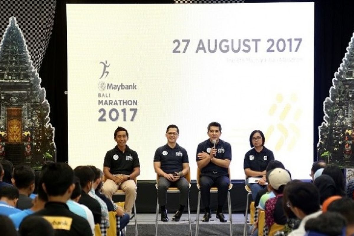 Presiden Direktur Maybank Indonesia, Taswin Zakaria (kedua dari kanan) memberikan keterangan kepada media jelang Maybank Bali Marathon 2017 di Senayan, Jakarta, Kamis (16/3/2017).