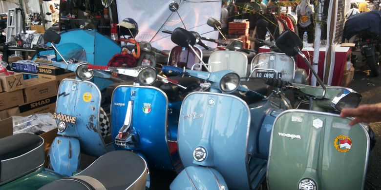 Deretan seri-seri Vespa lawas siap jual yang dipajang di lokasi Pasar Jongkok Otomotif (Parjo), di Museum Purna Bhakti Pertiwi, Taman Mini Indonesia Indah, Jakarta Timur, Sabtu (7/4/2018).