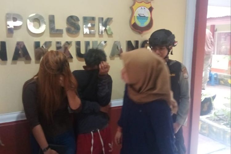 Pasutri di Makassar inisial IH (22) dan DS (22) saat diamankan di Polsek Panakkukang, Selasa (14/1/2020).