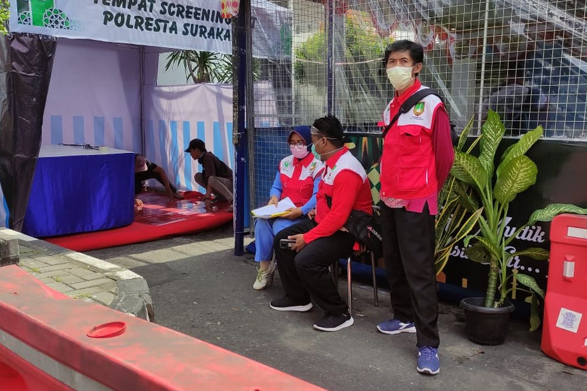 Sejumlah petugas Dinas Kesehatan berjaga di pos keamanan pemudik tugu Makutho Solo, Jawa Tengah