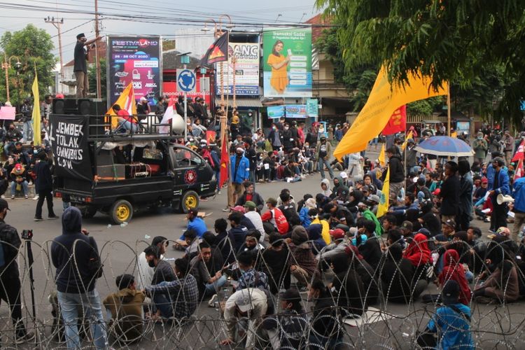 Mahasiswa yang tergabung dalam Aliansi Jember Menggugat (AMJ) kembali menggelar aksi di bundaran DPRD Jember Kamis (22/10/2020)