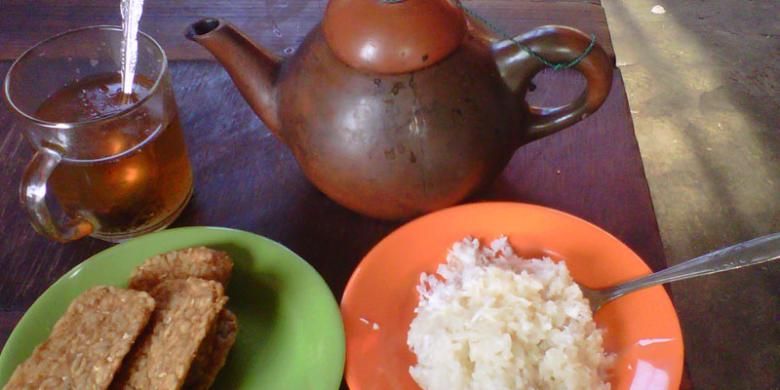 Sajian teh poci dengan tempe goreng dan ketan susu di warung ketan susu Kemayoran, Jakarta Pusat.