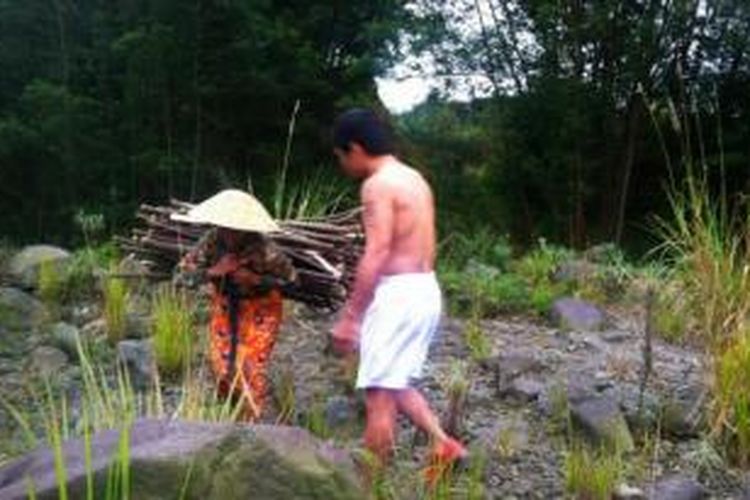 Petinju asal Filipina, Manny Pacquiao, saat syuting iklan salah satu produk di Kali Adem di lereng Gunung Merapi, Kamis (9/7/2015).