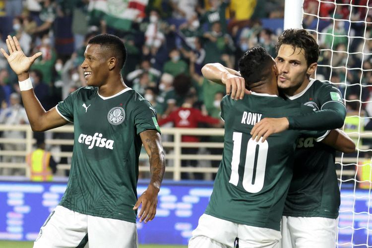 Gelandang Palmeiras, Raphael Veiga (kana), melakukan selebrasi bersama rekan-rekannya setelah mencetak gol pertama timnya ke gawang Al-Ahly dalam pertandingan semifinal Piala Dunia Antarklub 2021 di Stadion al-Nahyan, Abu Dhabi, 8 Februari 2022. 