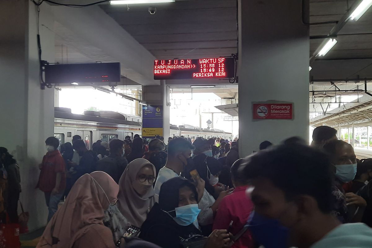 Perubahan rute kereta api listrik (KRL) Commuterline di lintas Cikarang/Bekasi dan Bogor/Depok/Nambo, serta kebijakan transit untuk pengguna di Stasiun Manggarai dimulai sejak Sabtu (28/5/2022). Pantauan di lokasi, Minggu (29/5/2022), sekitar pukul 13.40 WIB, tampak peron 6 dan 7 Stasiun Manggarai terus dipadati pengguna.