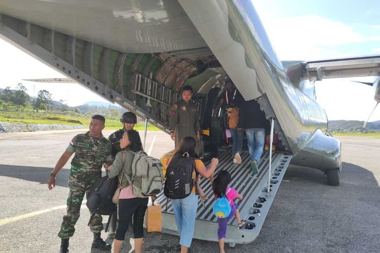 Puluhan warga Oksibil mengungsi ke Jayapura. Tampak beberapa warga sedang menaiki Pesawat CN TNI AU di Bandara Oksibil, Pegunungan Bintang, Papua Pegunungan, Jumat (1/1/2023)
