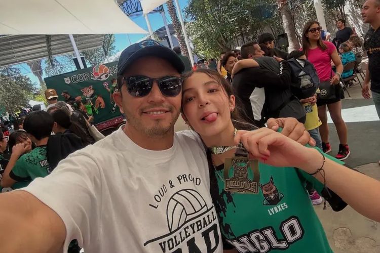 Carlos Arellano berfoto selfie bersama putrinya, Paloma Nicole.