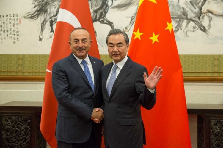 Menlu Turki Mevlut Cavusoglu berjabatan tangan dengan Menlu China Wang Yi di Beijing, Kamis (3/8/2017)