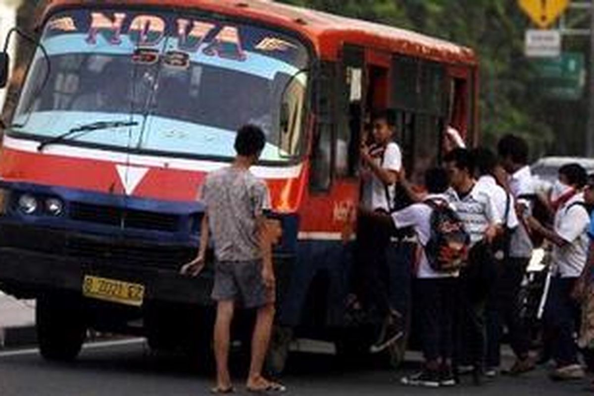 Angkutan Metro Mini menaikkan penumpang di tengah Jalan Otista, Jakarta Timur, Selasa (2/11/2010). Aksi nekat sopir bisa berujung jatuhnya nyawa maupun kemacetan sesaat. 