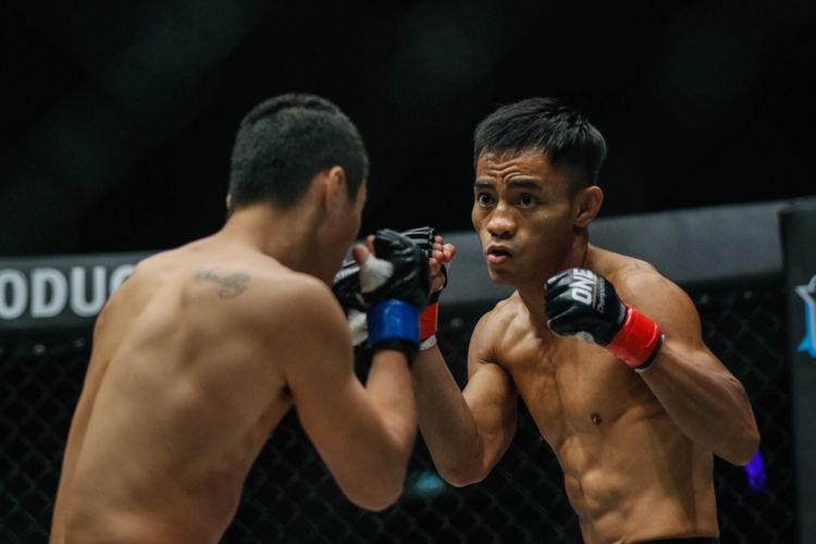 Atlet Mixed Matrial Arts (MMA) Indonesia Stefer Rahardian saat bertarung melawan Petarung China Pen Xue Wen di JCC Senayan, Jakarta, Sabtu (22/9/2018).