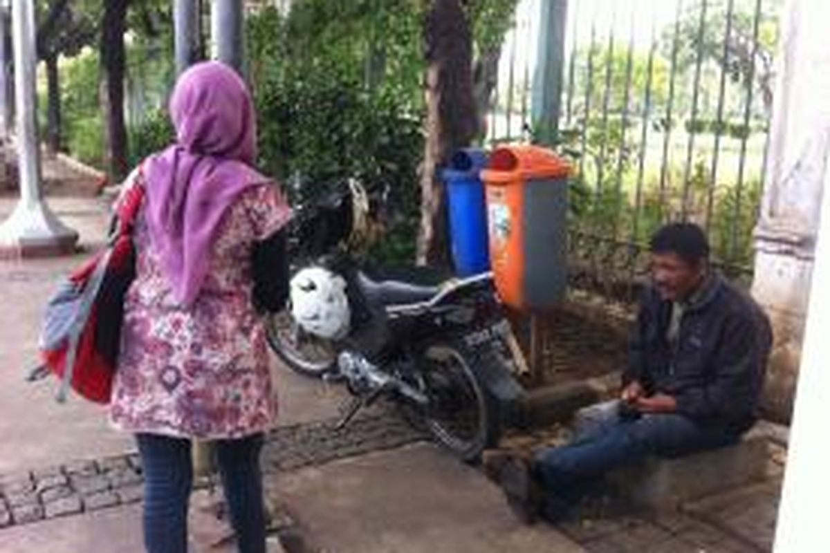 Mengaku sepi penumpang lantaran pembatasan sepeda motor di Jalan MH Thamrin dan Jalan Medan Merdeka Barat, tukang ojek malah mengetem di trotoar jalan tersebut, Kamis (18/12/2014).
