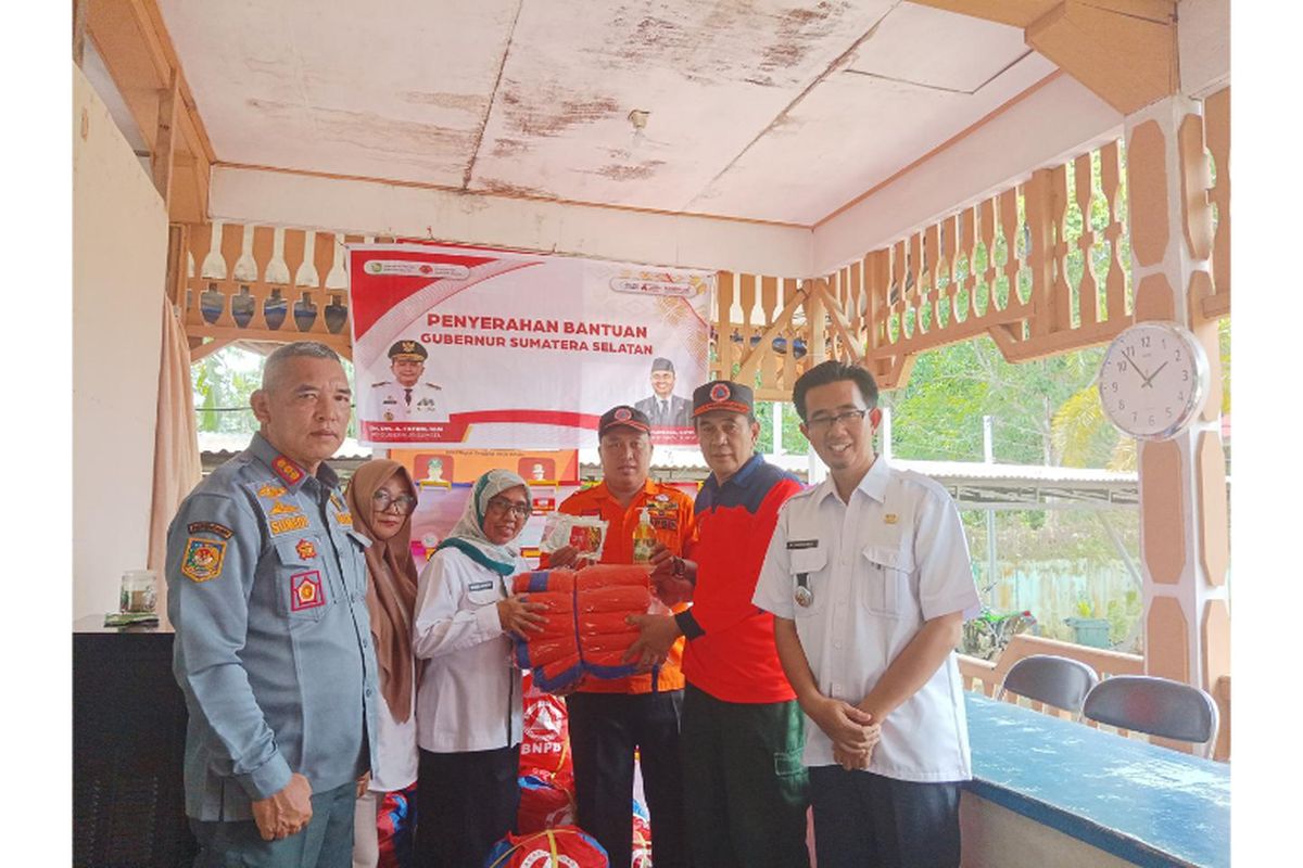 Penjabat (Pj) Gubernur Sumatera Selatan (Sumsel) Agus Fatoni melalui Kepala Pelaksana Badan Penanggulangan Bencana Daerah (BPBD) Provinsi Sumsel Muhammad Iqbal Alisyahbana memberikan bantuan kepada korban banjir bandang di Kabupaten Musi Rawas Utara (Muratara)