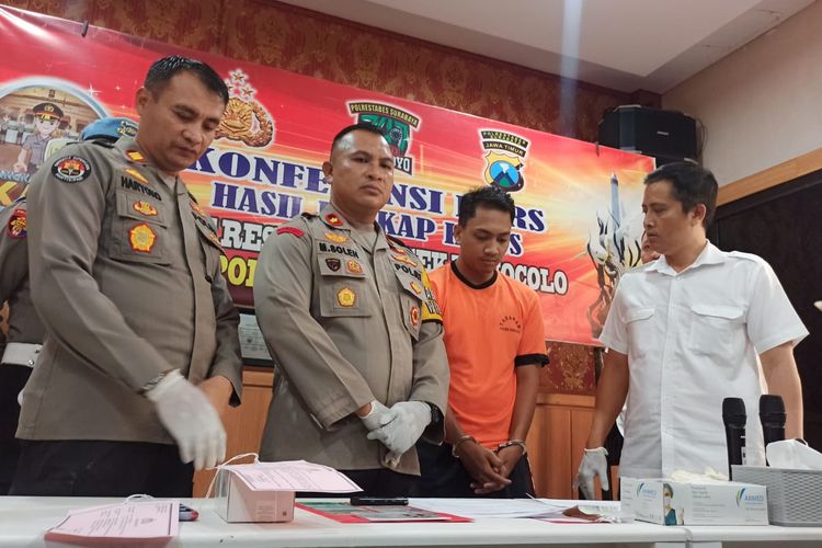 Pemuda Jakut usai ditangkap karena menipu 11 wanita dan mengambil sepeda motornya yang kemudian dijual dalam kisaran harga Rp 4-5 juta per unit.