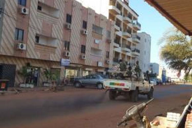 Tentara pemerintah Mali sedang bergerak untuk membebaskan sandera di hotel Radisson Blu, Bamako, Mali.