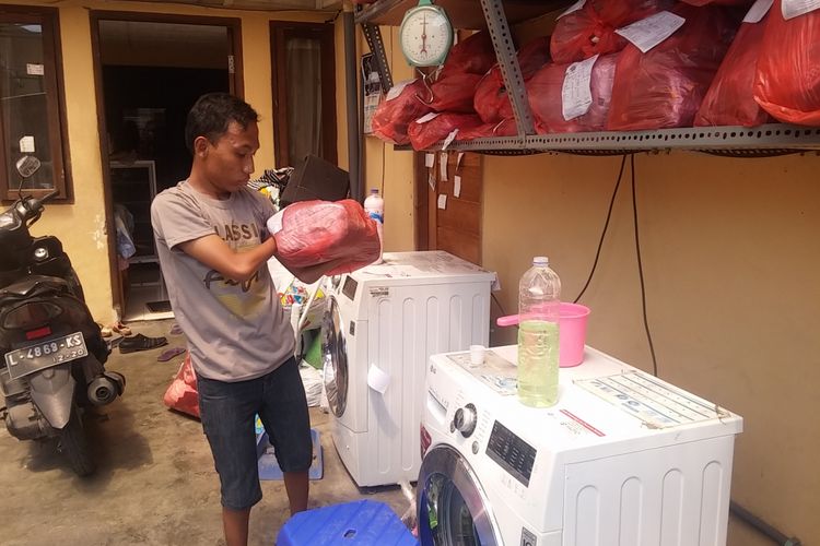 Slamet bekerja di jasa laundry di Surabaya