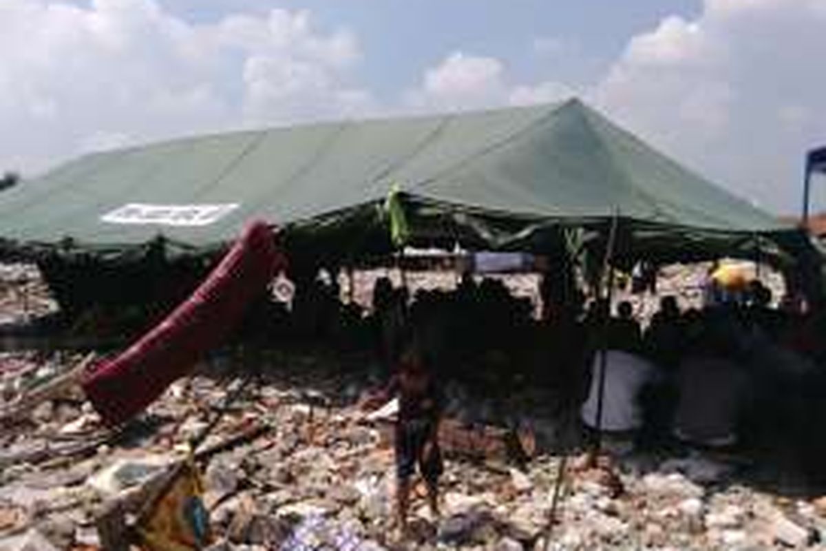 Sejumlah tenda dibangun untuk warga Pasar Ikan, di Penjaringan, Jakarta Utara. Tenda itu dibangun di atas lahan yang telah ditertibkan Pemprov DKI. Selasa (10/5/2016)
