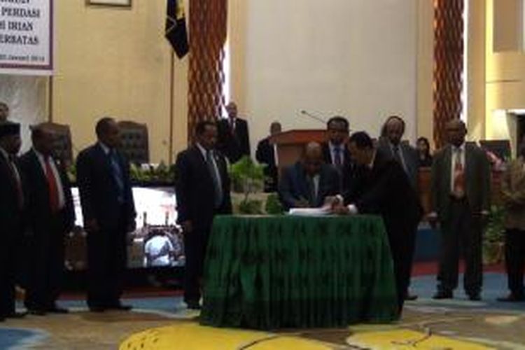 Gubernur Papua (tengah) menandatangani draft otsus plus didampingi ketua DPR Papua dan Papua Barat dan Ketua MRP dan MRPB dalam sidang paripurna DPRP, Senin (20/1/2014) tengah malam.