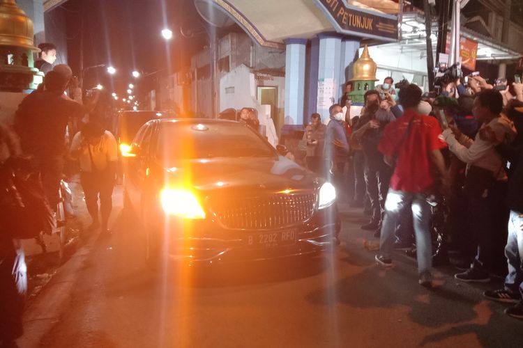 Suasana di depan Pesantren Shiddiqiyah Ploso, Kabupaten Jombang, Jawa Timur, saat MSA, tersangka pencabulan dibawa polisi ke Polda Jawa Timur, Kamis (7/7/2022) malam.