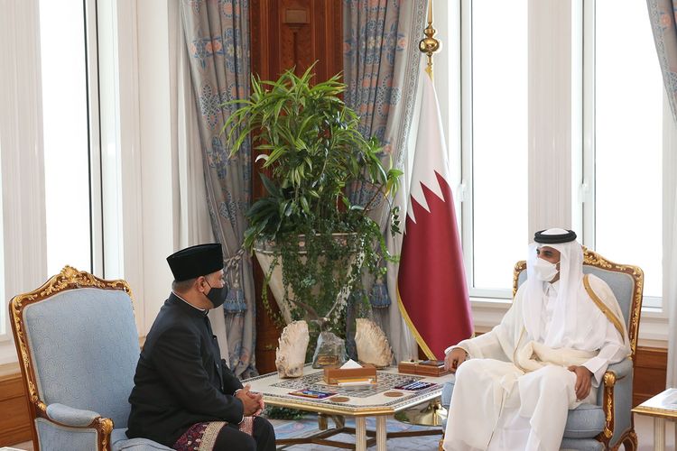 Duta Besar RI untuk Qatar, Ridwan Hassan (kiri) bertemu dengan Amir Qatar, Sheikh Tamim bin Hamad Al Thani (kanan) di Istana Amiri Diwan, Qatar.