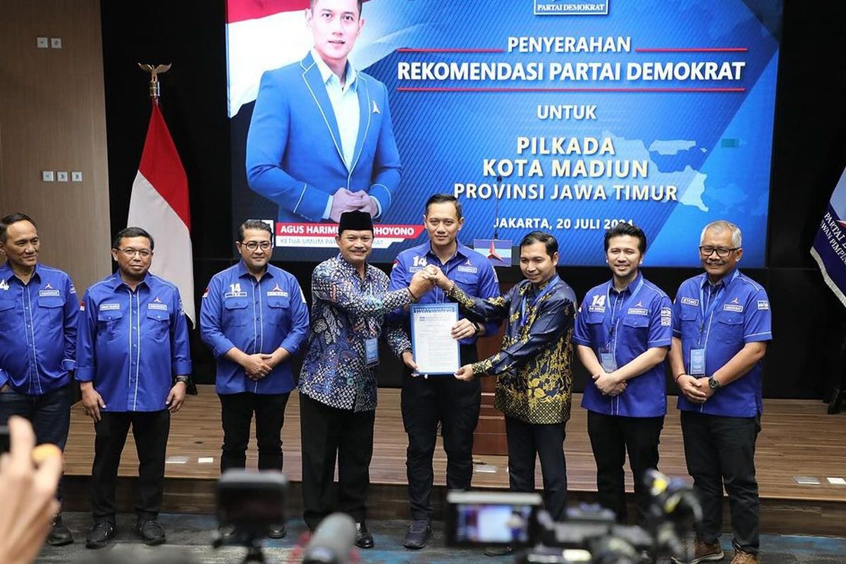 Ketua Umum Partai Demokrat, Agus Harimurti Yudhoyono menyerahkan rekomendasi bakal calon wali kota dan wakil wali kota Madiun, Maidi dan F Bagus Panuntun untuk maju pada Pilkada 2024 di Jakarta, pekan lalu.