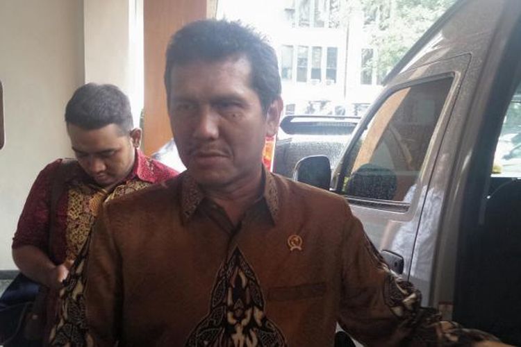 Menteri Pendayagunaan Aparatur Negara dan Reformasi Birokrasi Asman Abnur usai bertemu dengan Menteri Koordinator bidang Politik, Hukum dan Keamanan Wiranto di kantor Kemenko Polhukam, Jakarta Pusat, Jumat (21/10/2016).