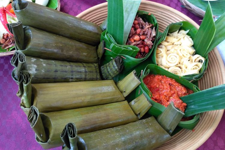 Nasi Lemang dan Kopi Uthek merupakan kuliner khas Banjar Village Festival yang digelar di Kecamatan Licin, Banyuwangi. Festival itu digelar pada 8-9 Juli 2017.