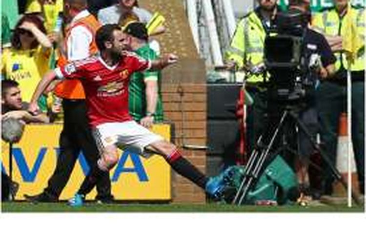 Gelandang Manchester United, Juan Mata (kiri), melakukan selebrasi setelah mencetak gol ke gawang Norwich City pada pertandingan Premier League di Carrow Road, Norwich, Sabtu (7/5/2016).