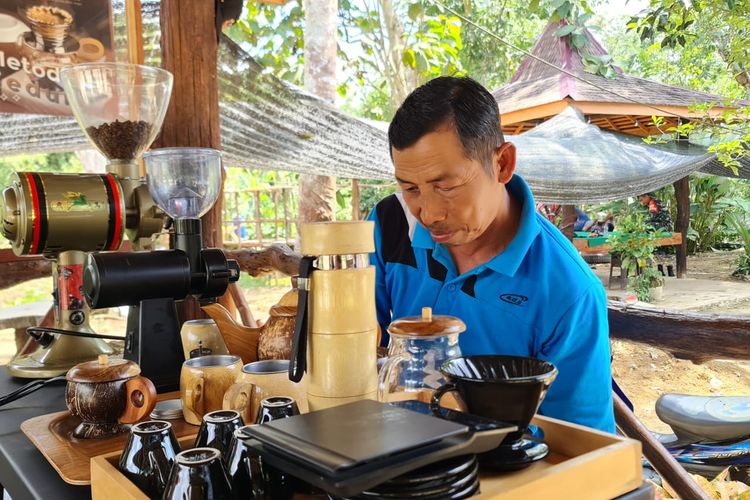 Ketua Kelompok Tani Kopi Prabu Rindoni saat menyajikan kopi liberika unggulannya di Kampung Kopi Luwak Prangat Baru, Kutai Kartanegara, Kaltim.
