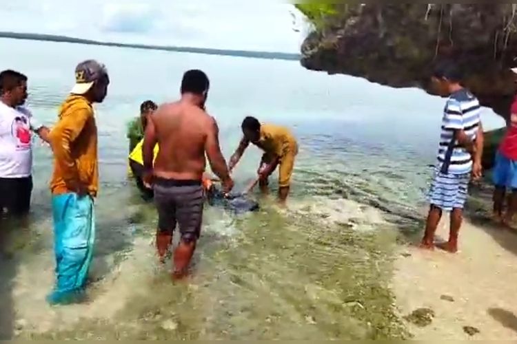 Masyarakat desa Nepa Mekar, Kecamatan Lakudo, Kabupaten Buton Tengah, Sulawesi Tengah dihebohkan dengan penemuan sesosok mayat wanita di perairan pantai desa Nepa Mekar, Senin (30/1/2023).