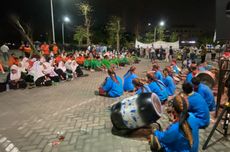 Ramaikan Area Debat Pilkada Jatim, Pendukung Khofifah-Emil Teriakan Yel-Yel Diiringi Gamelan