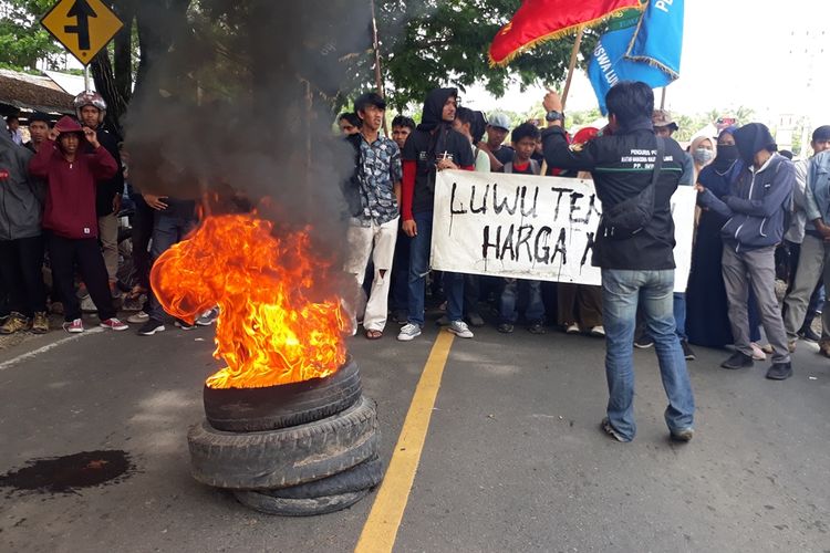 (20191112 k145-18) Mahasiswa Walenrang Lamasi Blokade Jalan Tuntut Pemekaran Kabupaten