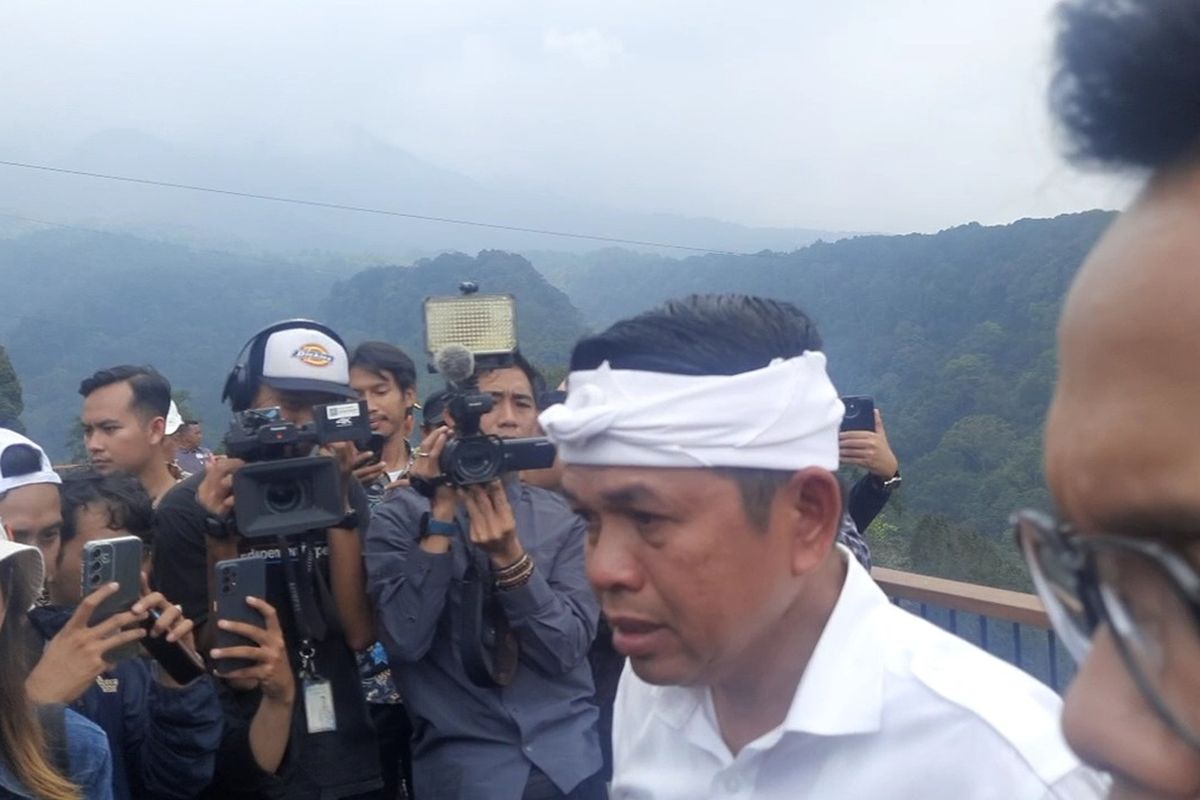 Gubernur Jawa Barat Dedi Mulyadi tak kuasa menahan tangis ketika melihat alih guna lahan di kawasan Puncak Bogor, Jawa Barat. Alih guna lahan ini menjadi pemicu banjir berulang di kawasan berhawa dingin tersebut.