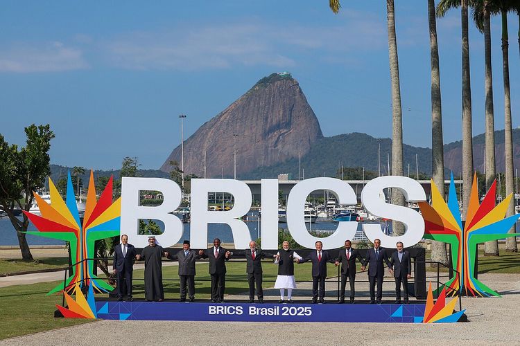 Negara-negara BRICS Borong Emas, Strategi Lepas dari Dollar AS?