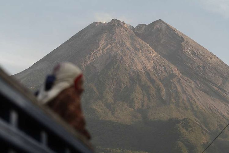 Kubah lava Gunung Merapi terlihat dari Desa Kinahrejo, Cangkringan, Sleman, DI Yogyakarta, Jumat (6/10/2020). Balai Penyelidikan dan Pengembangan Teknologi Kebencanaan Geologi (BPPTKG) Yogyakarta menaikkan status Gunung Merapi dari Waspada (level II) menjadi Siaga (level III) dengan potensi letusan eksplosif dan awan panas sejauh lima kilometer.