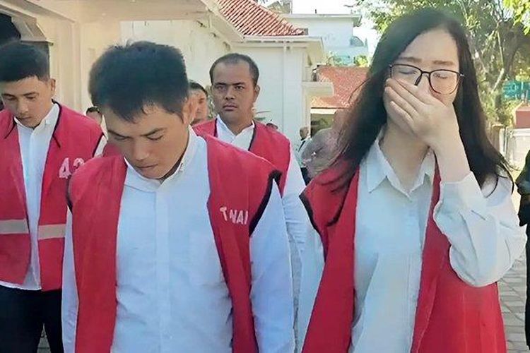 Sahril Sidik, Abdul Rahim, Oskar dan Meilisa saat keluar sari ruang sidang usai diadili di Pengadilan Negeri Surabaya, Rabu (11/6/2025). Empat sekawan ini didakwa membobol Bank Jatim senilai Rp 119 miliar, lalu dikaburkan dengan membeli aset kripto. 