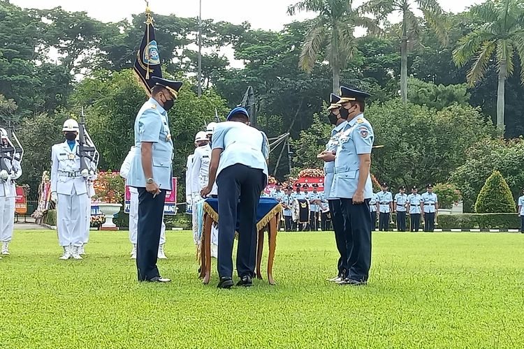 Kepala Staf Angkatan Udara (KSAU) Fadjar Prasetyo mengukuhkan Masekal Madya (Marsdya) Andyawan Martono Putra sebagai Panglima Komando Operasi Udara Nasional (Pangkoopsudnas) di Halim Perdanakusuma, Jakarta, Jumat (28/1/2022).