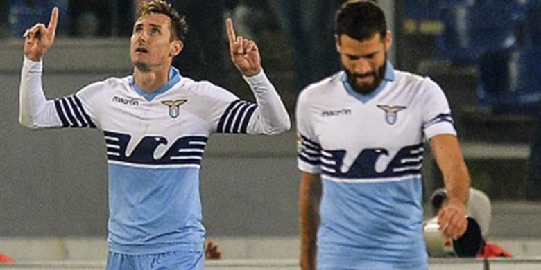 Miroslav Klose selalu menunjukkan rasa syukur usai mencetak gol, seperti usai menjebol gawang Fiorentina, Senin (9/3/2015). 