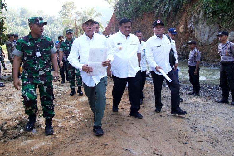 Gubernur Sumut Edy Rahmayadi meninjau lokasi banjir bandang di Desa Pematang dan Desa Hatapang, Rabu (8/1/2020).