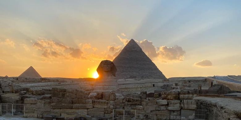 Matahari terbenam di bahu kanan patung Sphinx di kawasan piramida Mesir. Fenomena astronomi khas ini terjadi di Mesir selama dua kali di Musim Semi pada Maret dan Musim Gugur pada September.