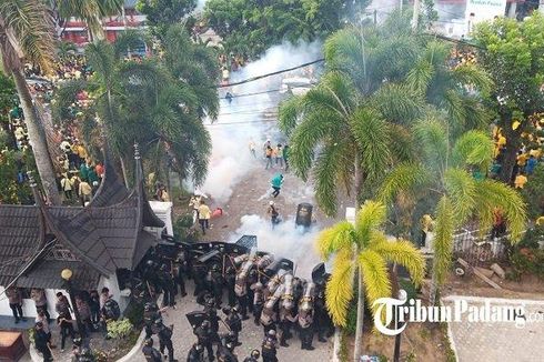 Demo Mahasiswa di Gedung DPRD Sumbar Ricuh, Polisi Tembakan Gas Air Mata