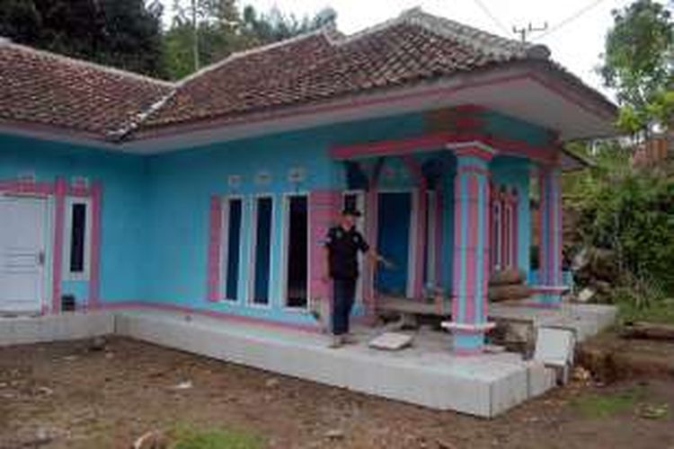 Petugas BPBD menunjukan sebuah rumah terdampak pergerakan tanah di Desa Nagrakjaya, Kecamatan Curugkembar, Sukabumi, Jawa Barat, Kamis (18/8/2016). Bencana pergerakan tanah itu sudah terjadi sejak sebulan lalu, Selasa (19/7/2016)