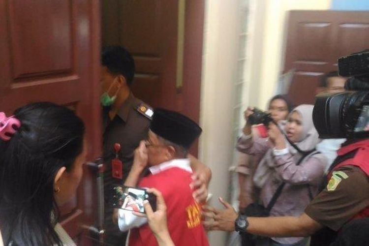 Oknum dosen UIN Raden Intan saat memasuki ruang sidang di PN Tanjungkarang, Selasa (23/7/2019). Oknum Dosen Diduga Cabuli Mahasiswinya di Lampung, Korban Terdesak hingga Pojok Ruang Dosen. 

