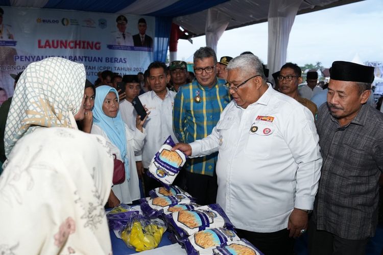 Gubernur Sulawesi Tenggara (Sultra) Ali Mazi meluncurkan kegiatan Penyaluran Bantuan Beras dan Pasar Murah di Kabupaten Buton Tengah, Lombe, Selasa (18/4/2023).