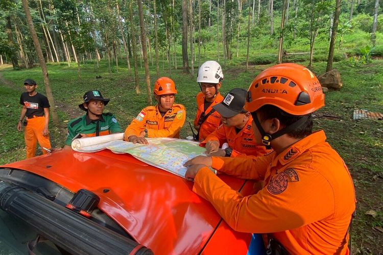 Tim Basarnas Surabaya diterjunkan untuk mencari Raffi Dimas Baddar (20), mahasiswa asal Pasuruan yang hilang saat camping di kawasan Bukit Krapyak, Desa Padusan, Kecamatan Pacet, Kabupaten Mojokerto, Jawa Timur.