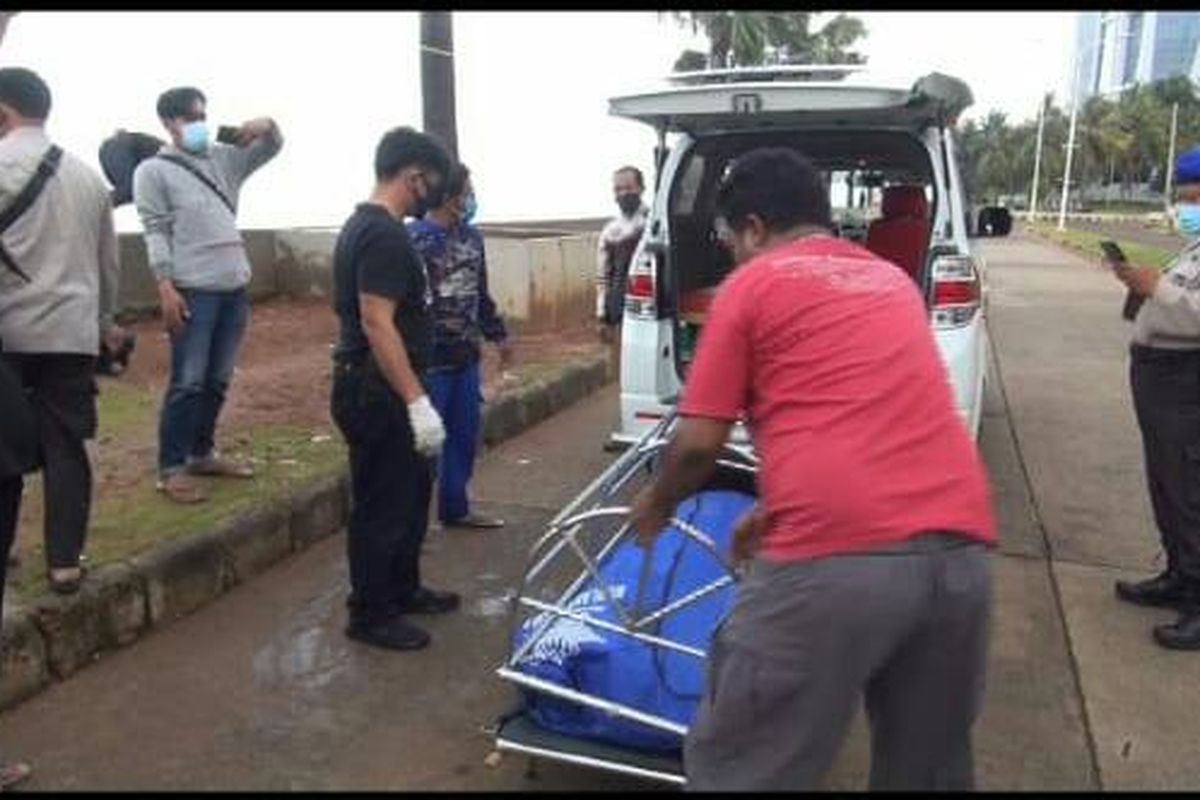 Sesosok mayat laki-laki ditemukan di Pantai Mutiara, Penjaringan, Jakarta Utara pada Selasa (8/12/2020) subuh, diduga pemancing yang hilang.